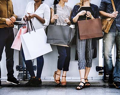 Gruppe von Menschen mit Einkaufstüten