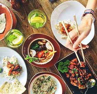 Tisch mit verschiedenen Gerichten