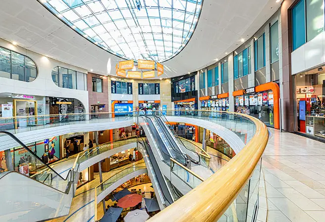 Einkaufszentrum mit Glasdach