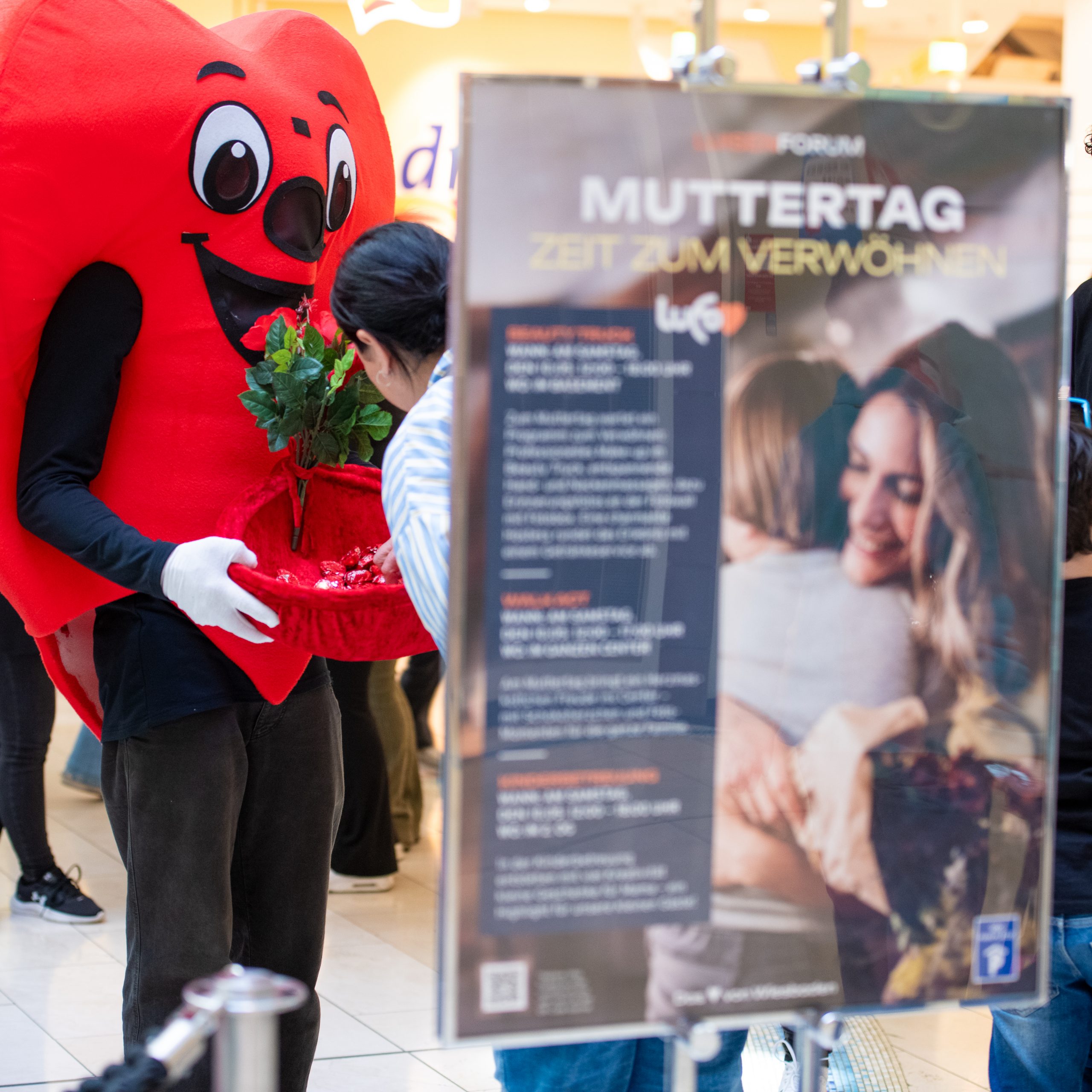 Herz-Maskottchen zum Muttertag