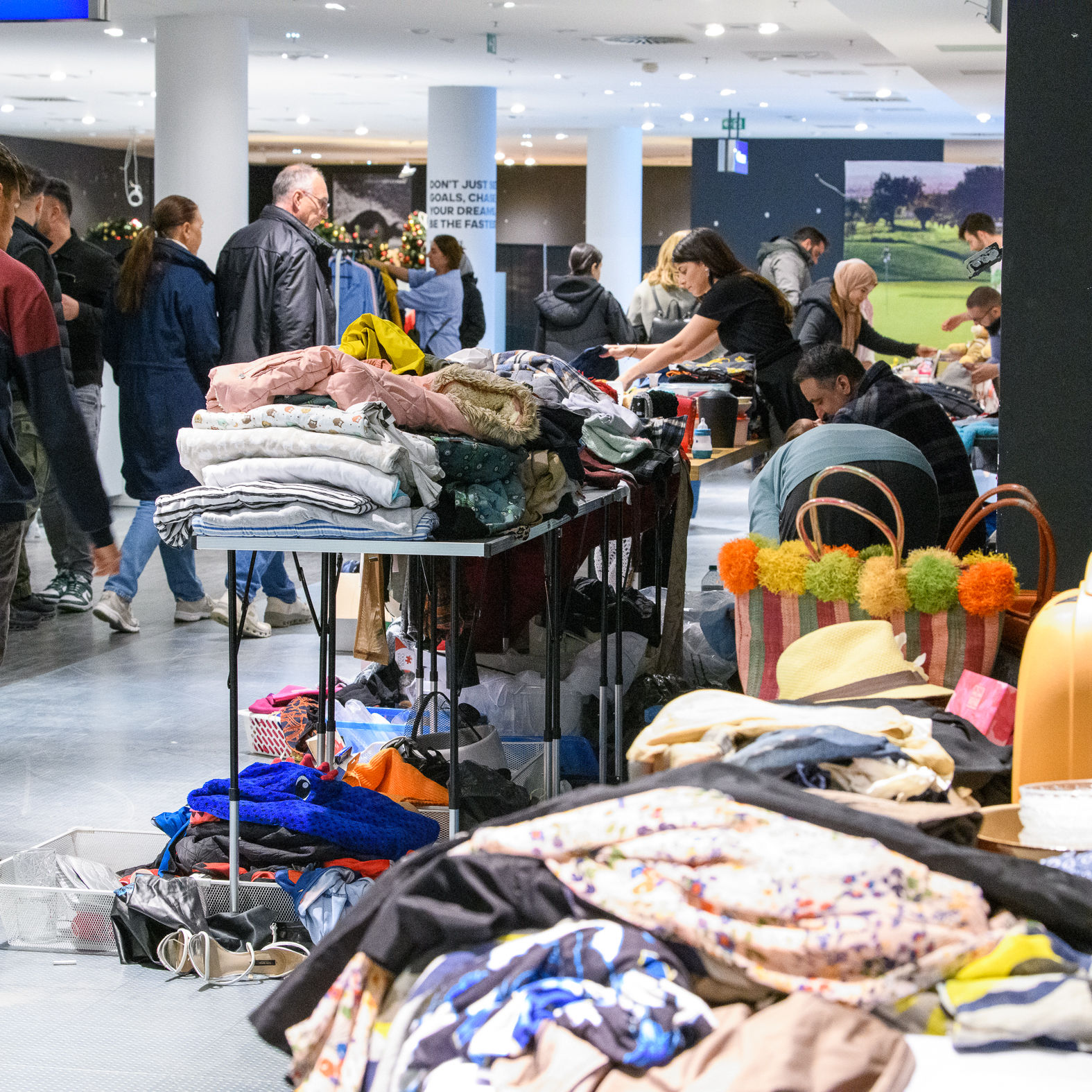 Trödelmarkt mit Kleidungstischen