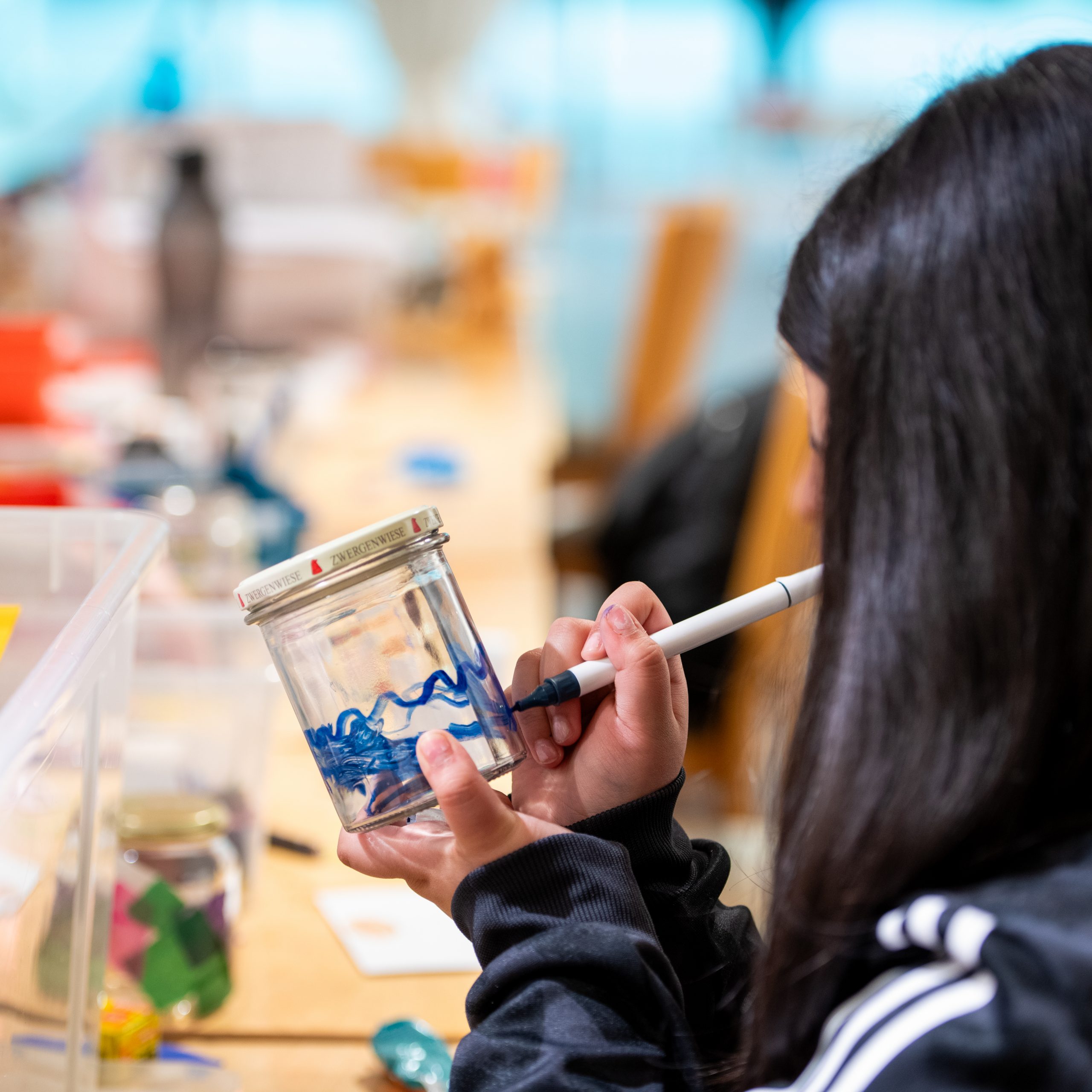 Kind bemalt Glasgefäß