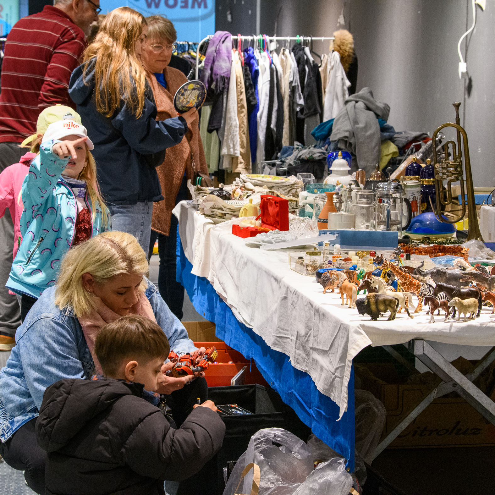 Flohmarkt mit Spielzeug und Haushaltswaren