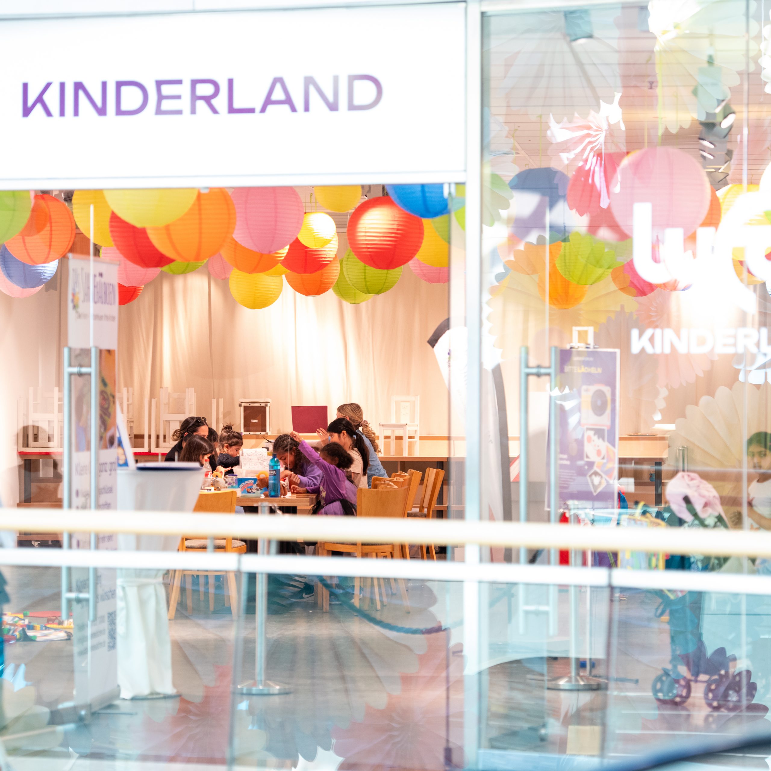 Kinderland mit Blick durch die Glasfassade