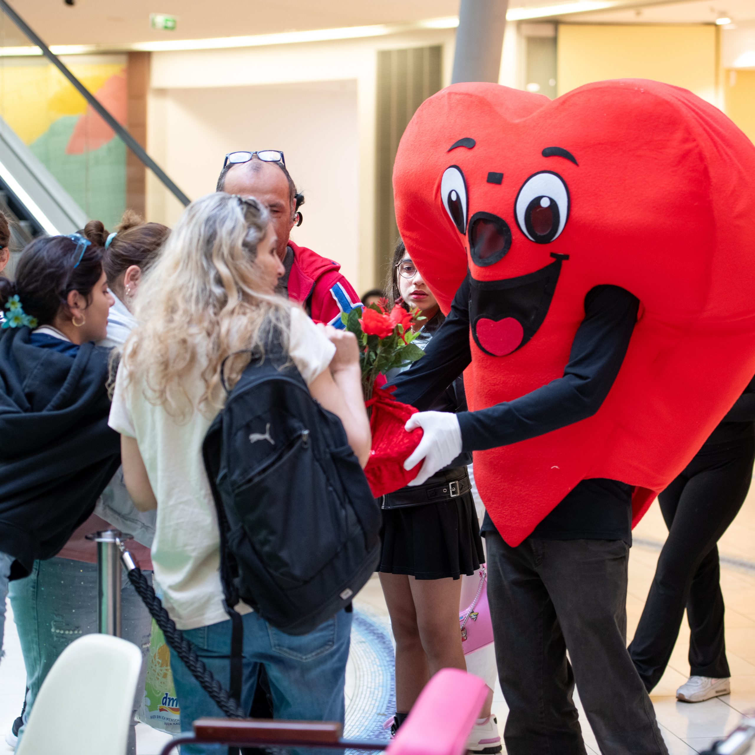 Interaktion mit Herz-Maskottchen