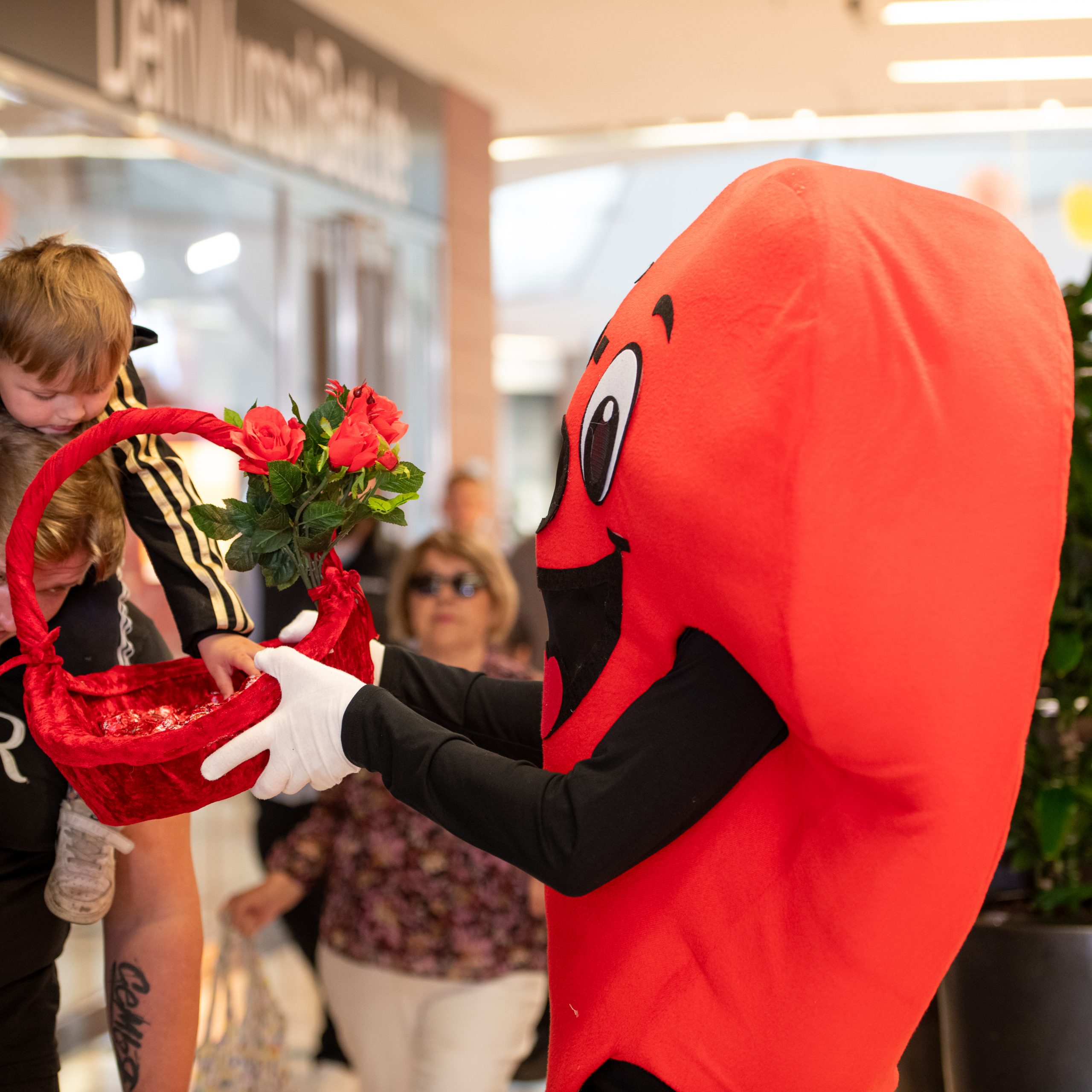 Kind greift in den Blumenkorb