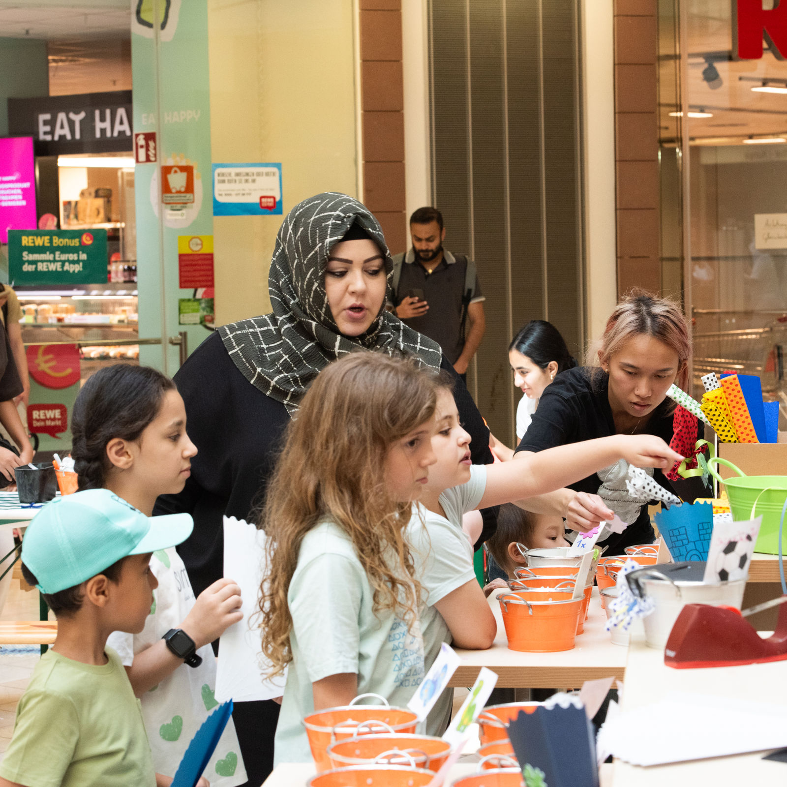 Kinder am Basteltisch