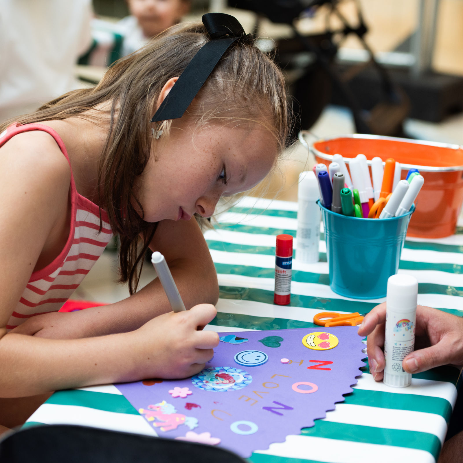 Mädchen beim Basteln