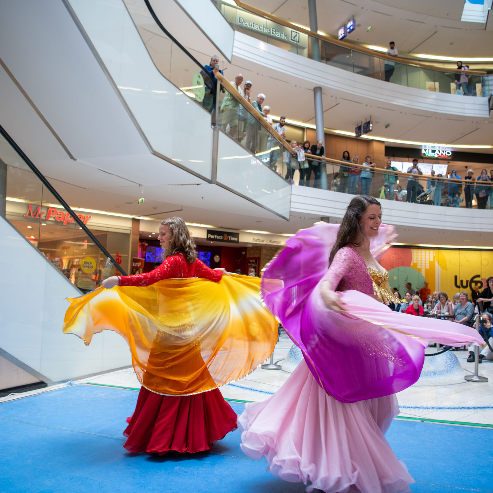 Tanz mit bunten Schleiern